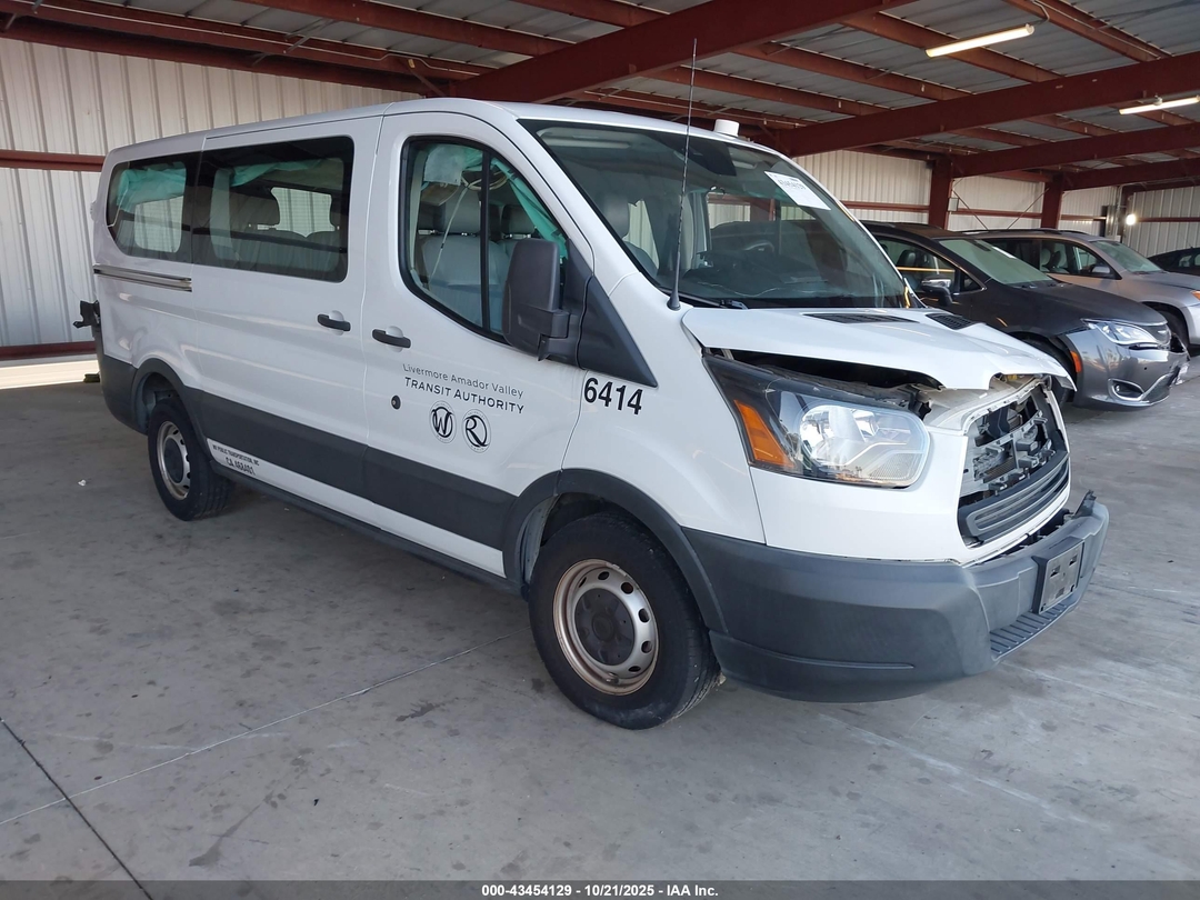 Vue de 2019 Ford Transit-150 Xl, angle 1