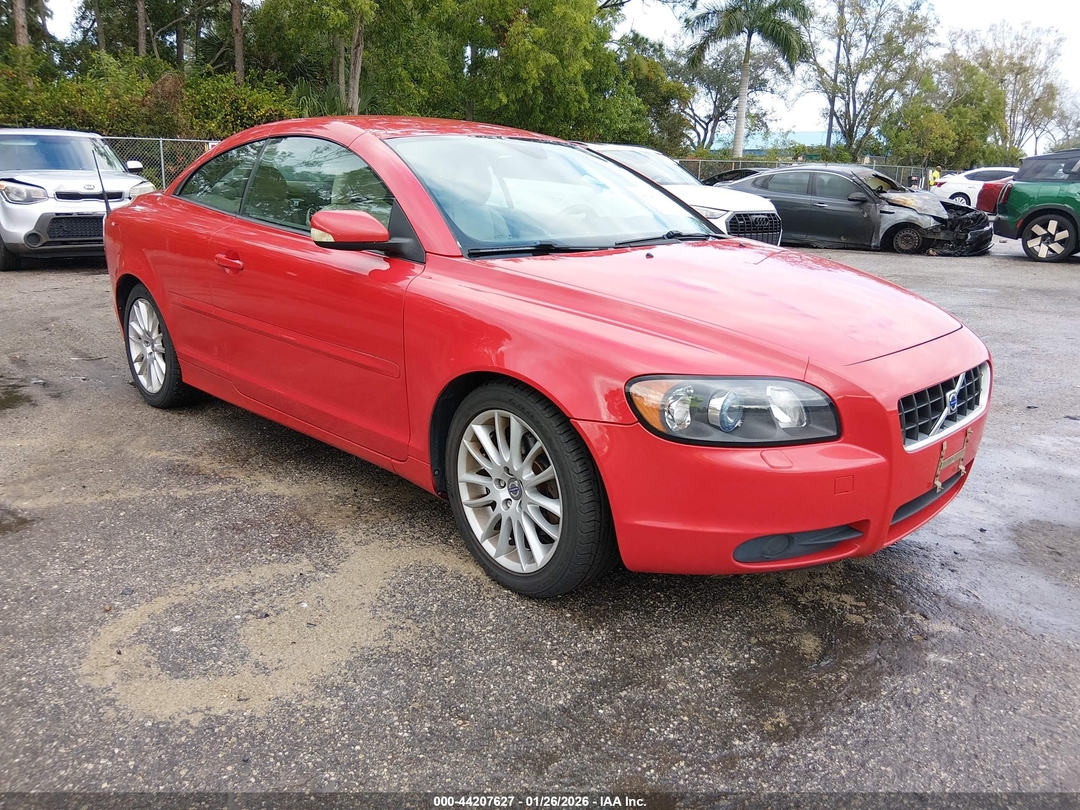 منظر 2007 Volvo C70 T5، زاوية 1