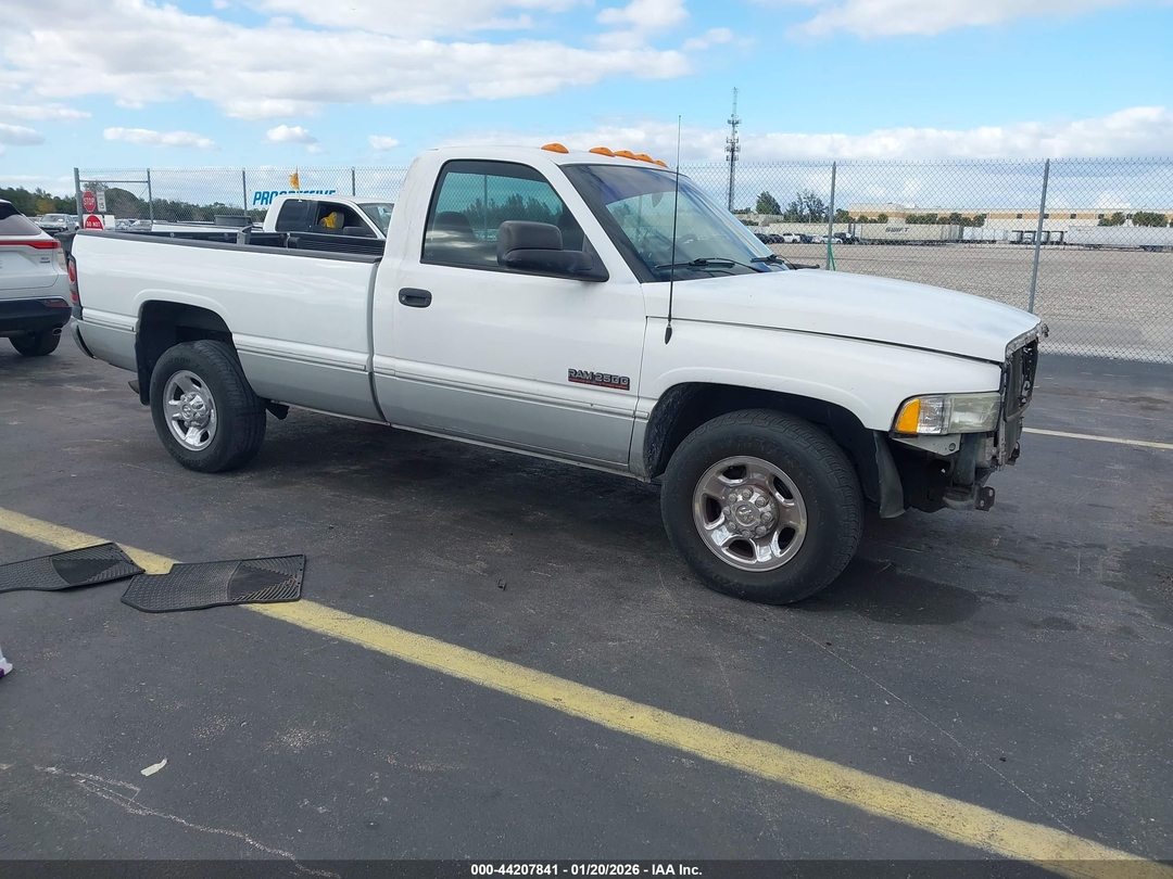 Vista de 2002 Dodge Ram 2500 St, ángulo 1