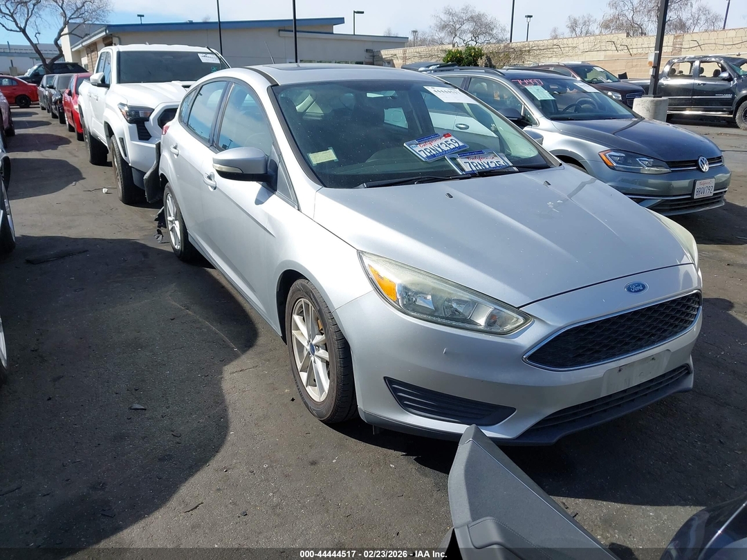 Vista de 2016 Ford Focus Se, ángulo 1