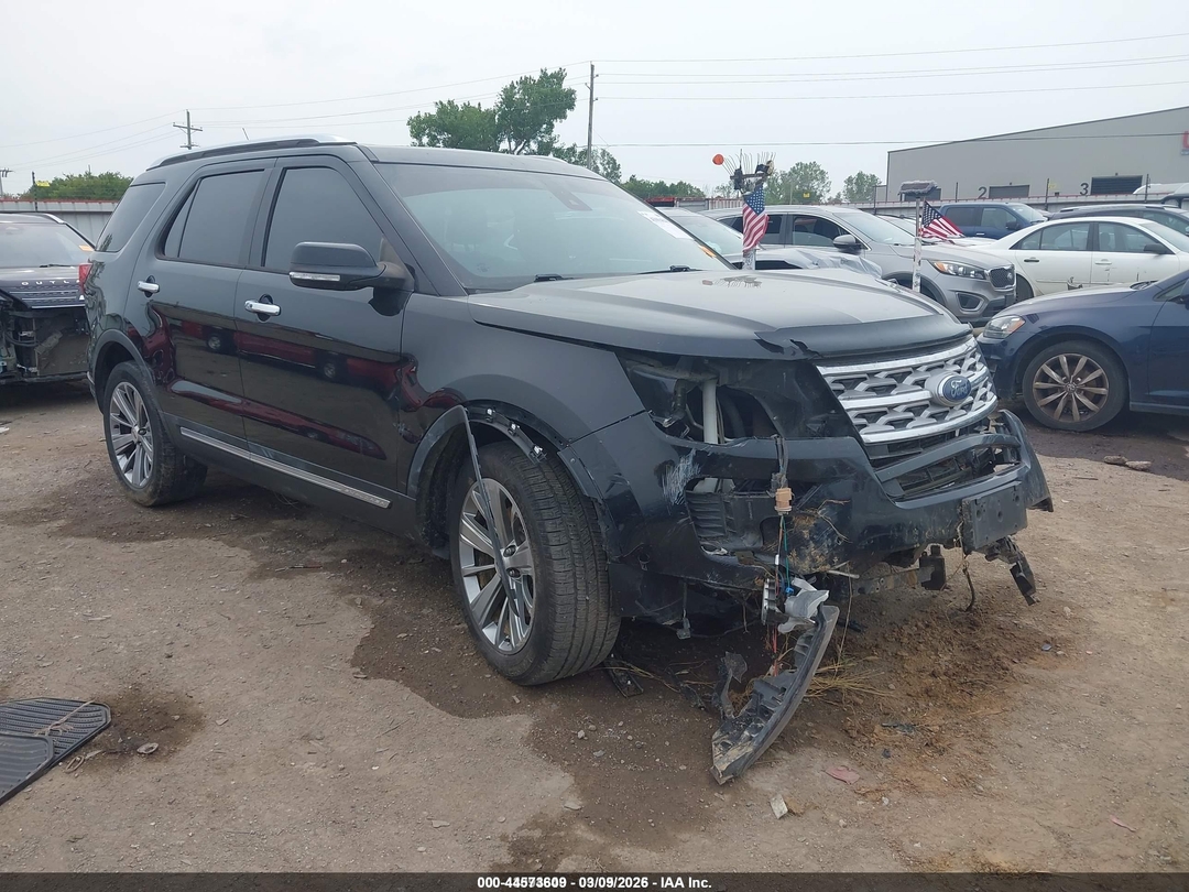 Vista de 2018 Ford Explorer Limited, ángulo 1