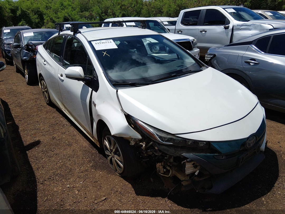 Vue de 2017 Toyota Prius Prime Advanced, angle 1