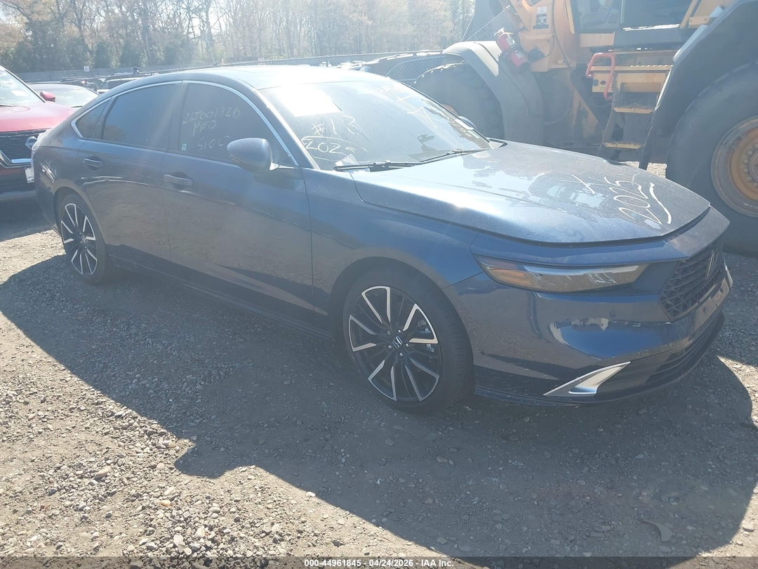 Vista de 2025 Honda Accord Hybrid Touring, ángulo 1