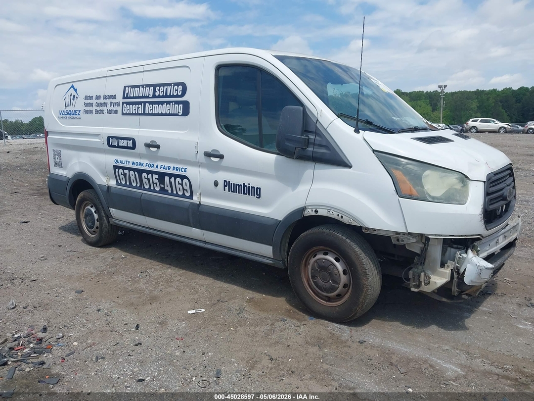 Vista de 2016 Ford Transit-150 SRW Low Roof Van, ángulo 1