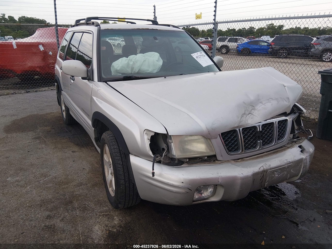 Vista de 2001 Subaru Forester S, ángulo 1