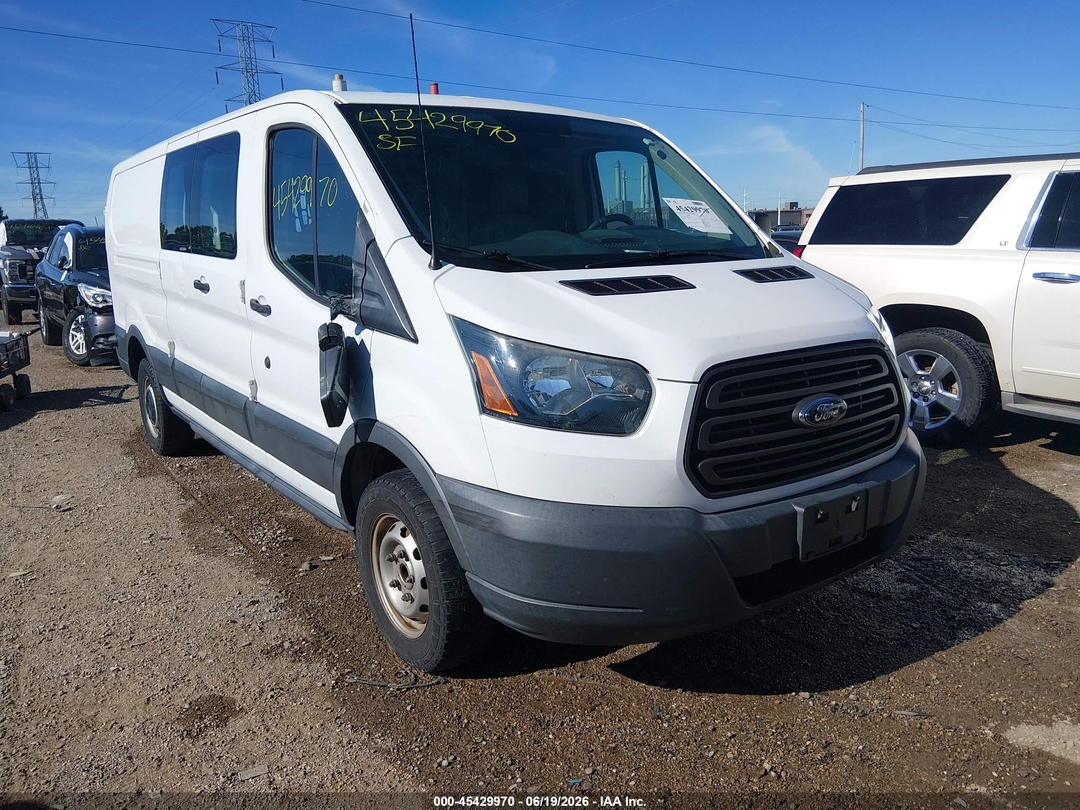 منظر 2015 Ford Transit-150 SRW Low Roof Van، زاوية 1