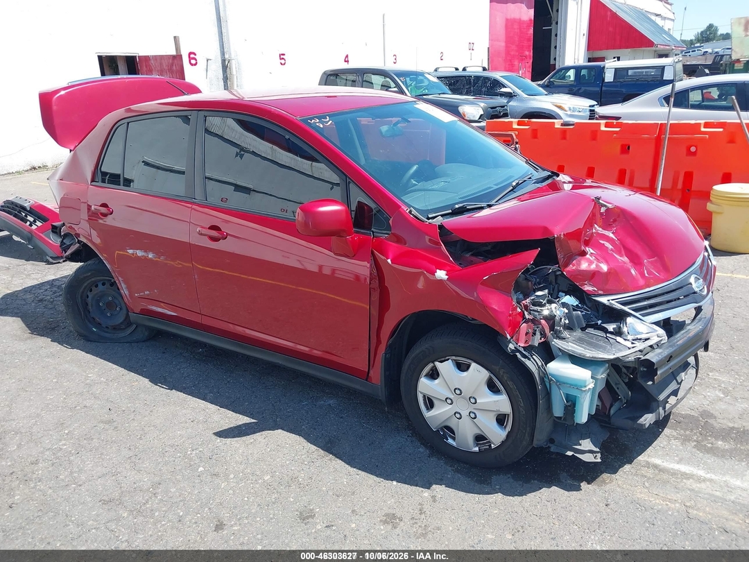 Vista de 2011 Nissan Versa 1.8S, ángulo 1