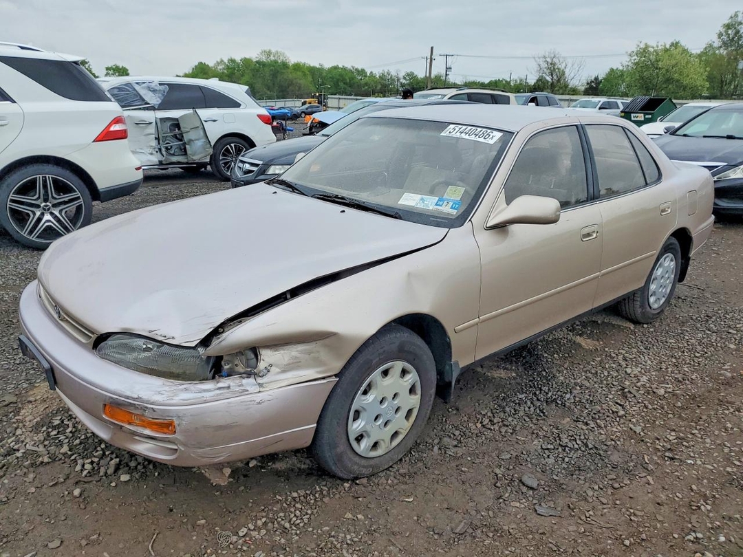 Vista de 1995 TOYOTA CAMRY LE, ángulo 1