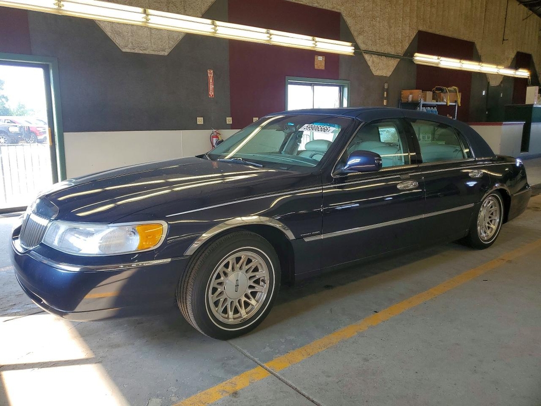 منظر 1999 LINCOLN TOWN CAR SIGNATURE، زاوية 1
