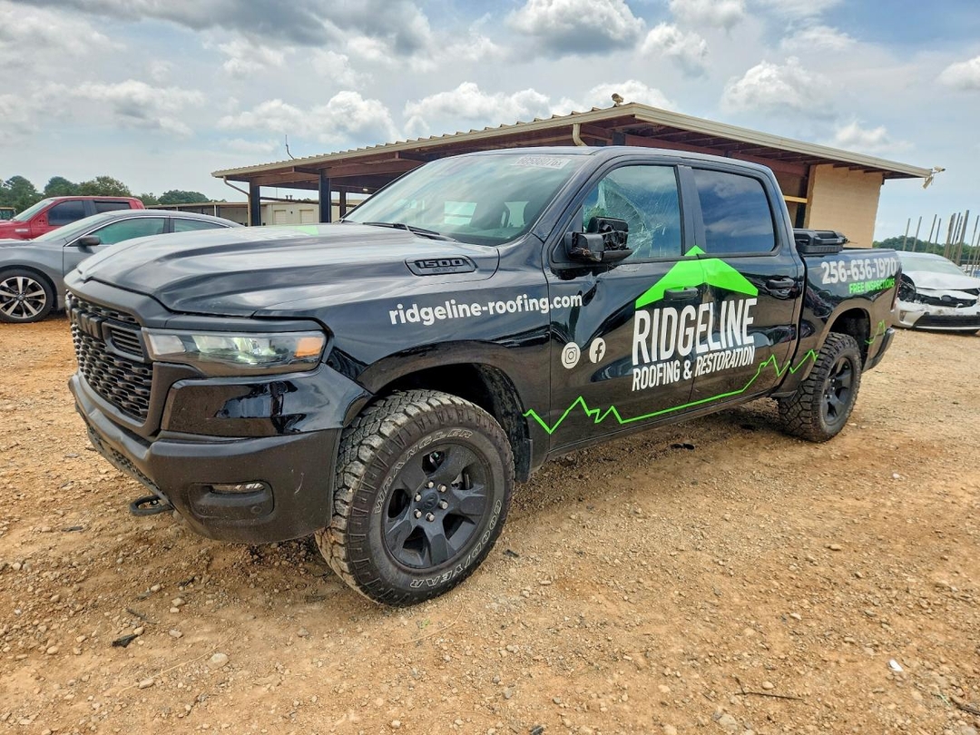 Vista de 2025 RAM 1500 TRADESMAN, ángulo 1