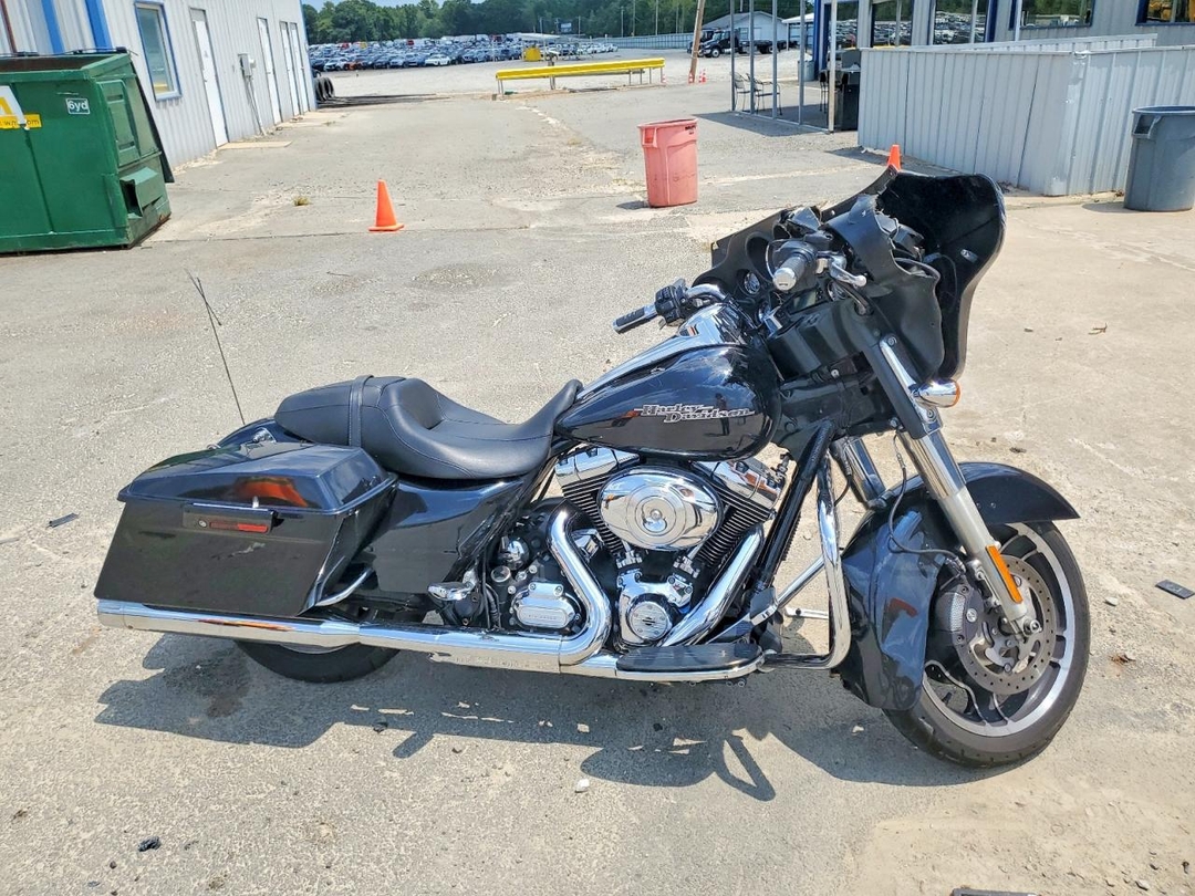 منظر 2013 HARLEY-DAVIDSON FLHX STREET GLIDE، زاوية 1