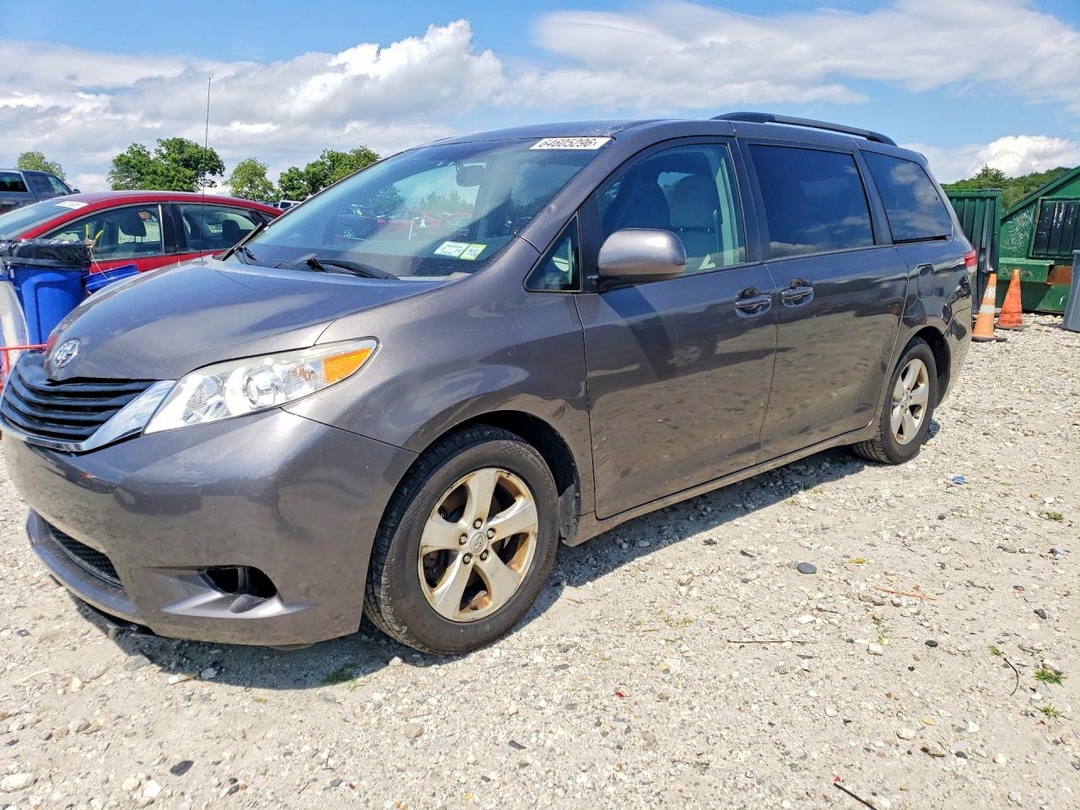 Vue de 2014 TOYOTA SIENNA LE, angle 1