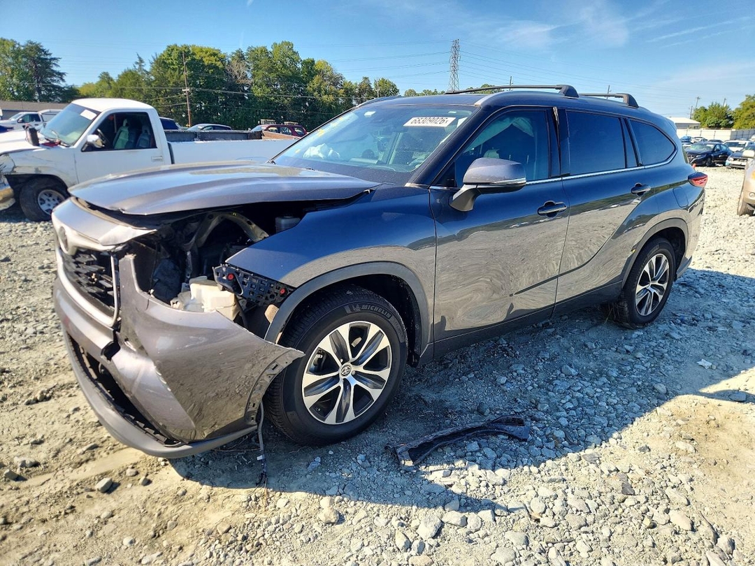 Вид 2022 TOYOTA HIGHLANDER XLE, угол 1