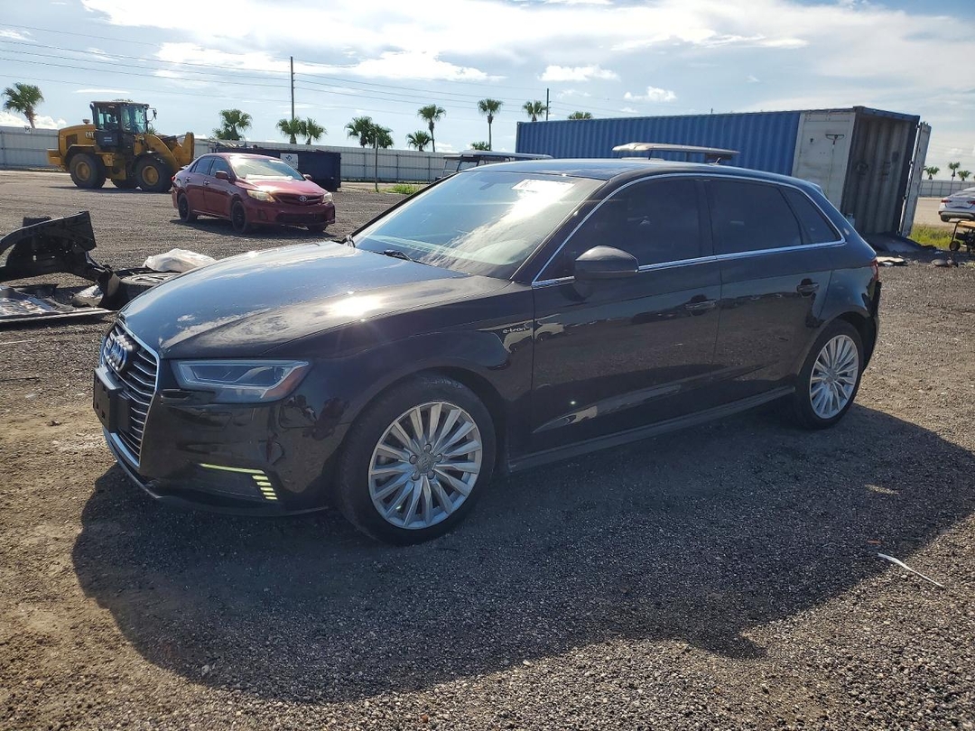 منظر 2017 AUDI A3 E-TRON PREMIUM PLUS، زاوية 1