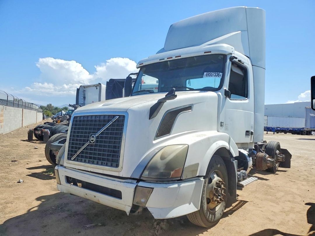 Vue de 2013 VOLVO VNL SEMI TRUCK, angle 1
