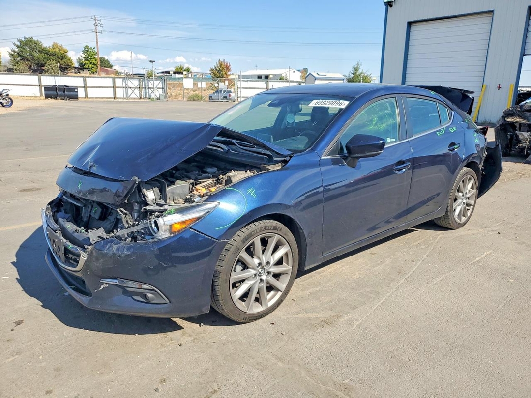 Vue de 2018 MAZDA 3 GRAND TOURING, angle 1