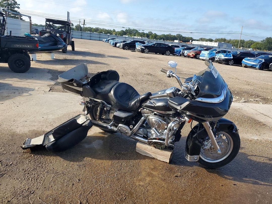 Vue de 2004 HARLEY-DAVIDSON FLTRI, angle 1