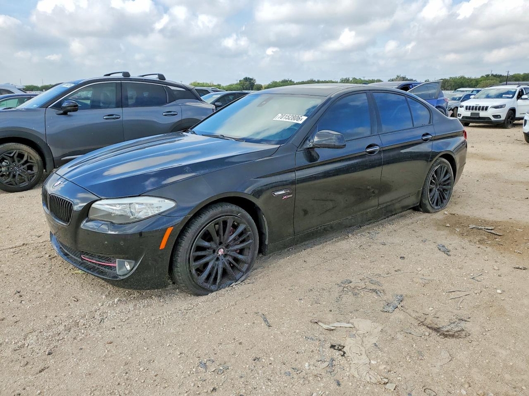 Вид 2012 BMW 550 XI, угол 1
