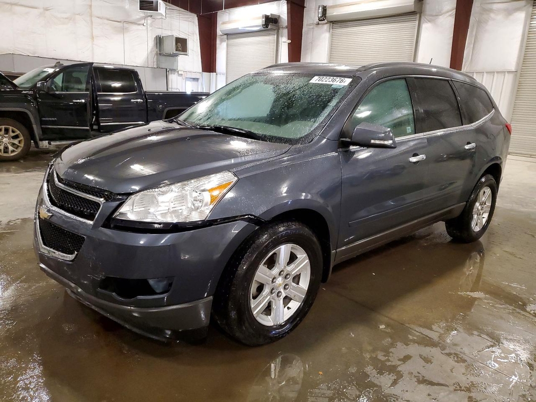Вид 2011 CHEVROLET TRAVERSE LT, угол 1