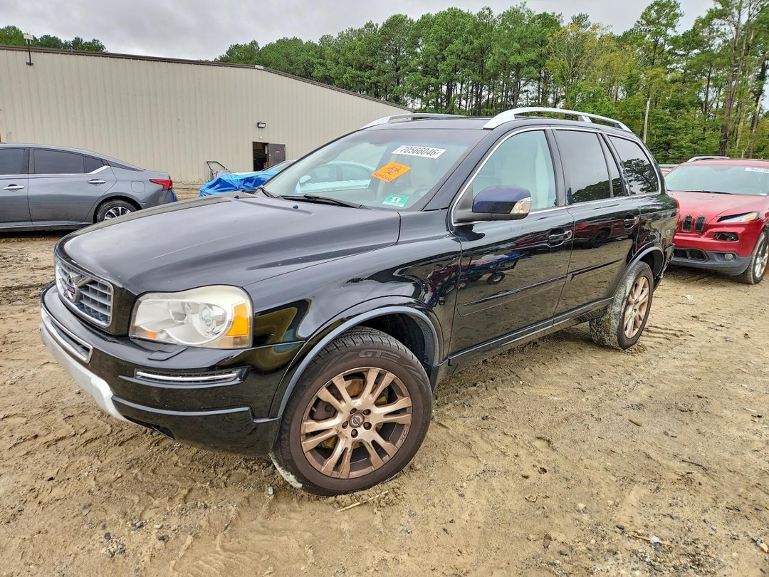Vue de 2013 VOLVO XC90 3.2, angle 1