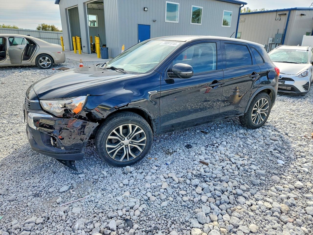 منظر 2016 MITSUBISHI OUTLANDER SPORT ES، زاوية 1