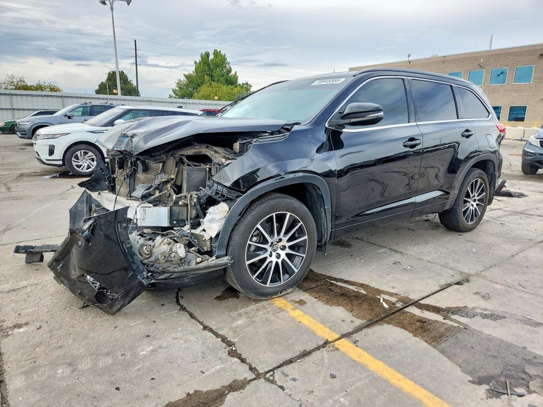 Vista de 2018 TOYOTA HIGHLANDER SE, ángulo 1
