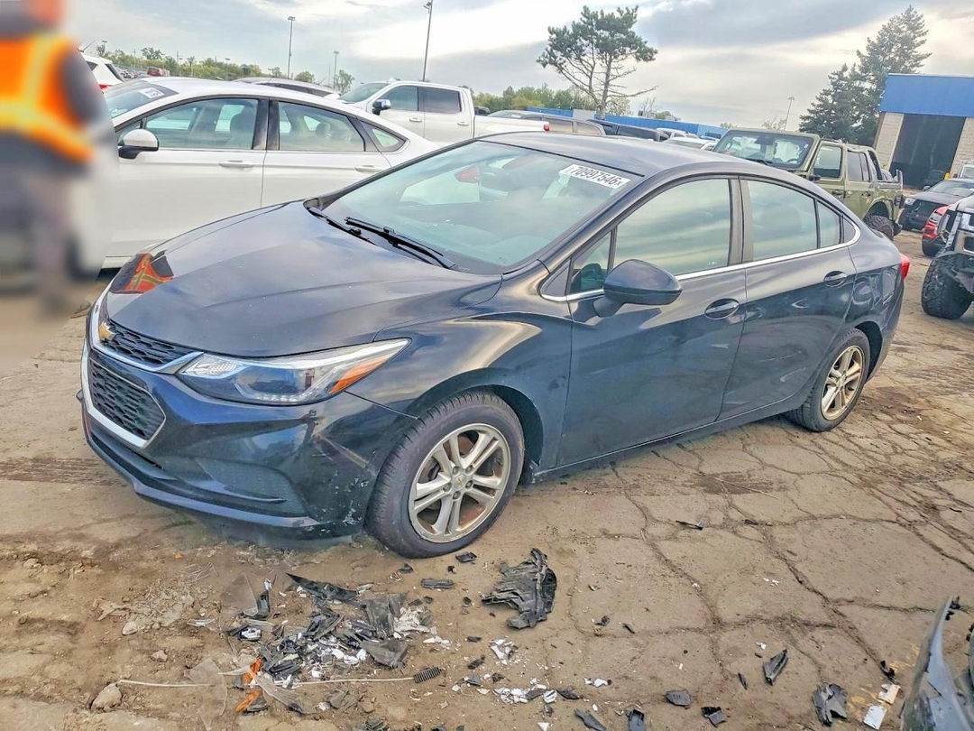 Vue de 2018 CHEVROLET CRUZE LT, angle 1