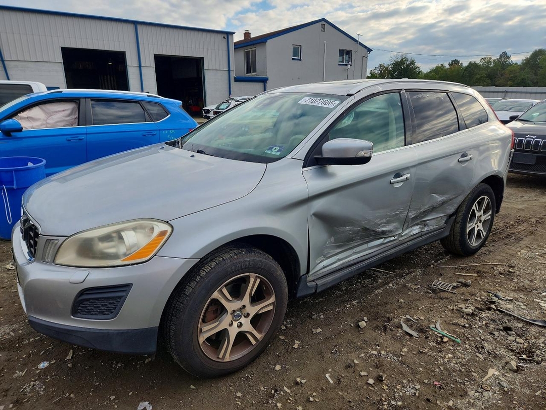 منظر 2013 VOLVO XC60 T6، زاوية 1
