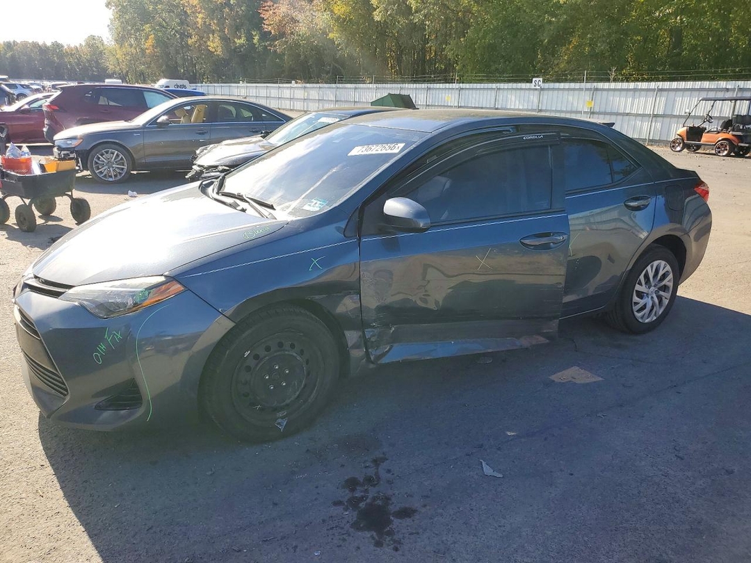 Vue de 2018 TOYOTA COROLLA LE, angle 1