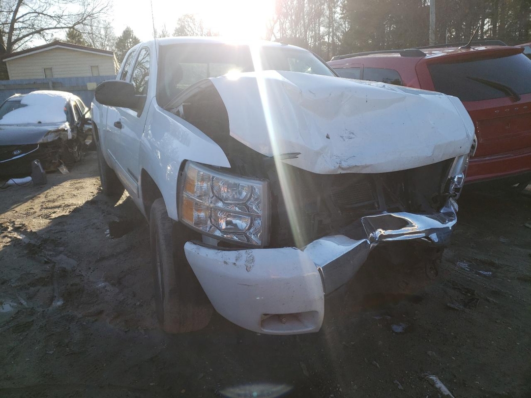 Vue de 2010 CHEVROLET SILVERADO K1500 LT, angle 1