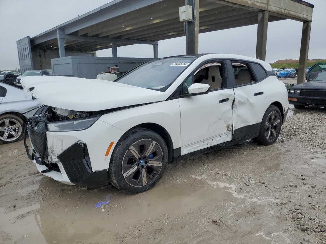 منظر 2025 BMW IX XDRIVE50، زاوية 1