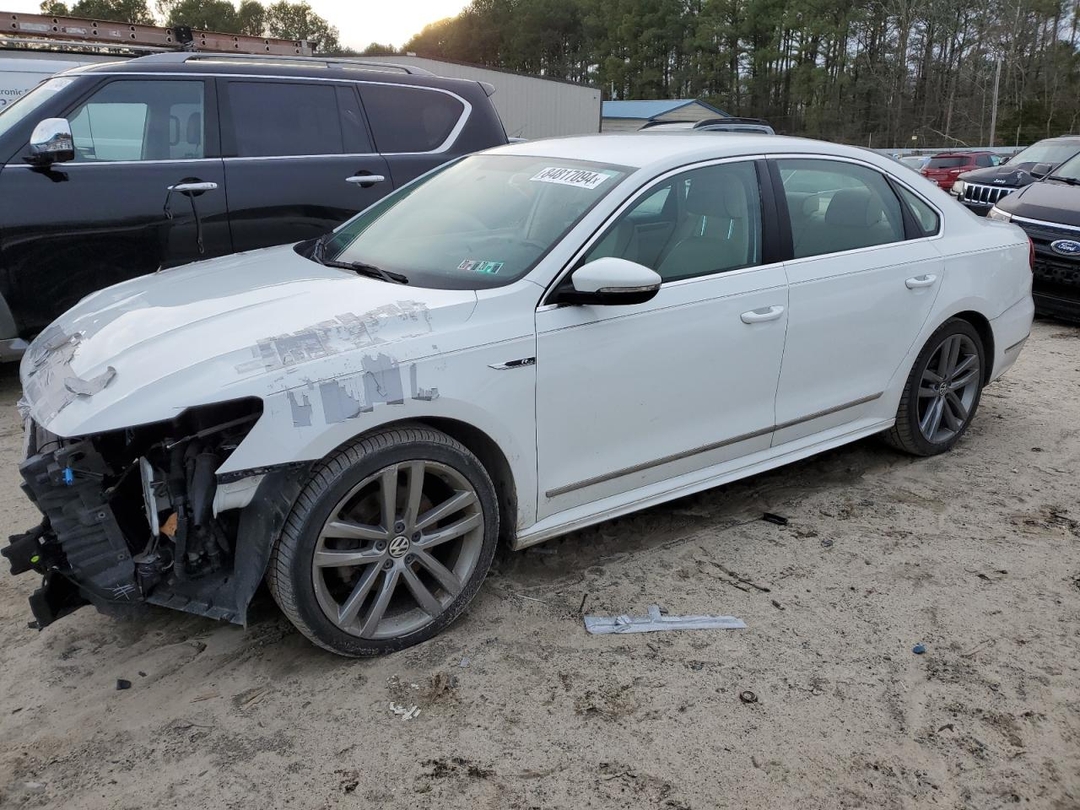 منظر 2017 VOLKSWAGEN PASSAT R-LINE، زاوية 1