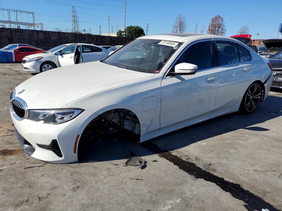 Vista de 2021 BMW 330XE, ángulo 1