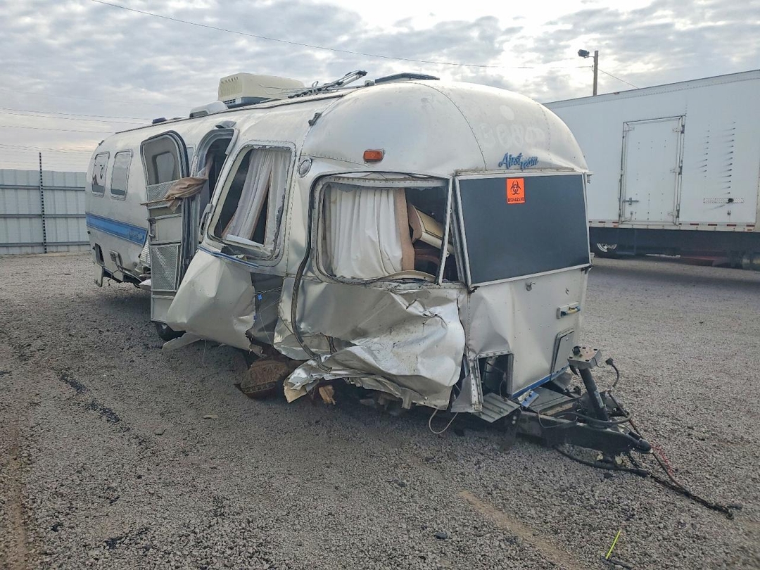 Vue de 1985 AIRSTREAM SOVREIGN CAMPER, angle 1