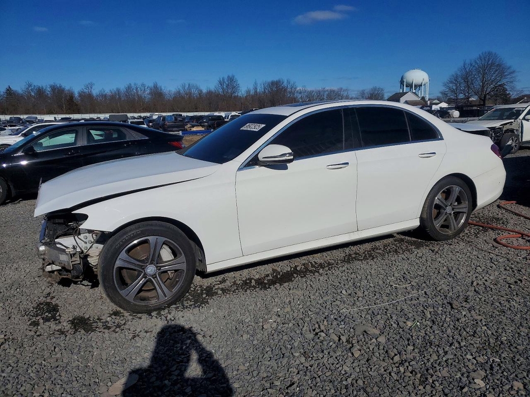 Vista de 2017 MERCEDES-BENZ E 300 4MATIC, ángulo 1