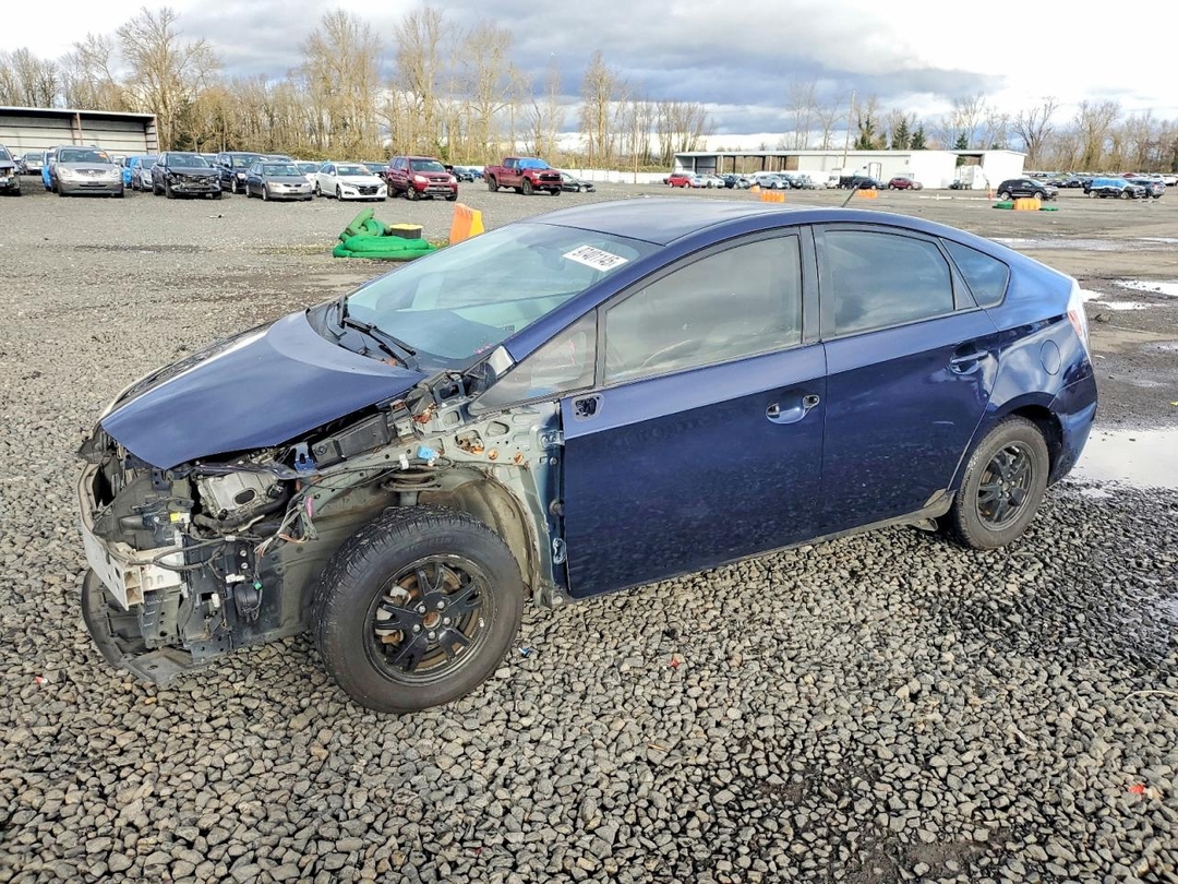 Vue de 2013 TOYOTA PRIUS FOUR, angle 1