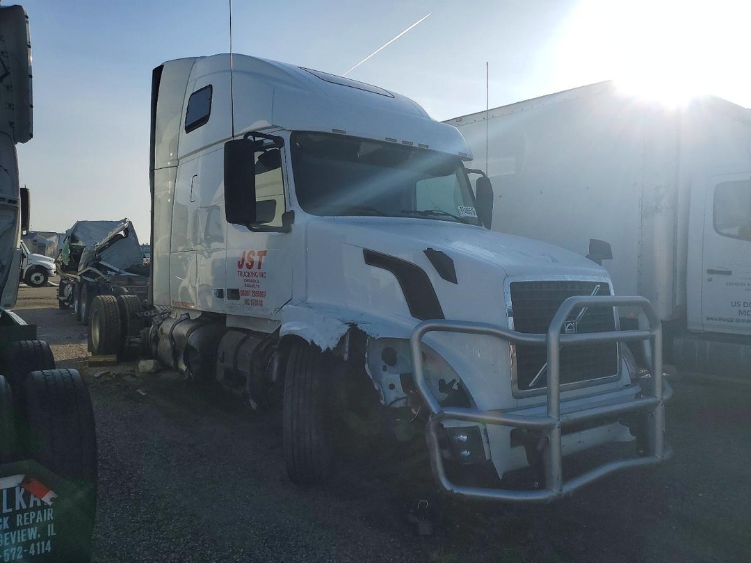 Vue de 2012 VOLVO VNL SEMI TRUCK, angle 1