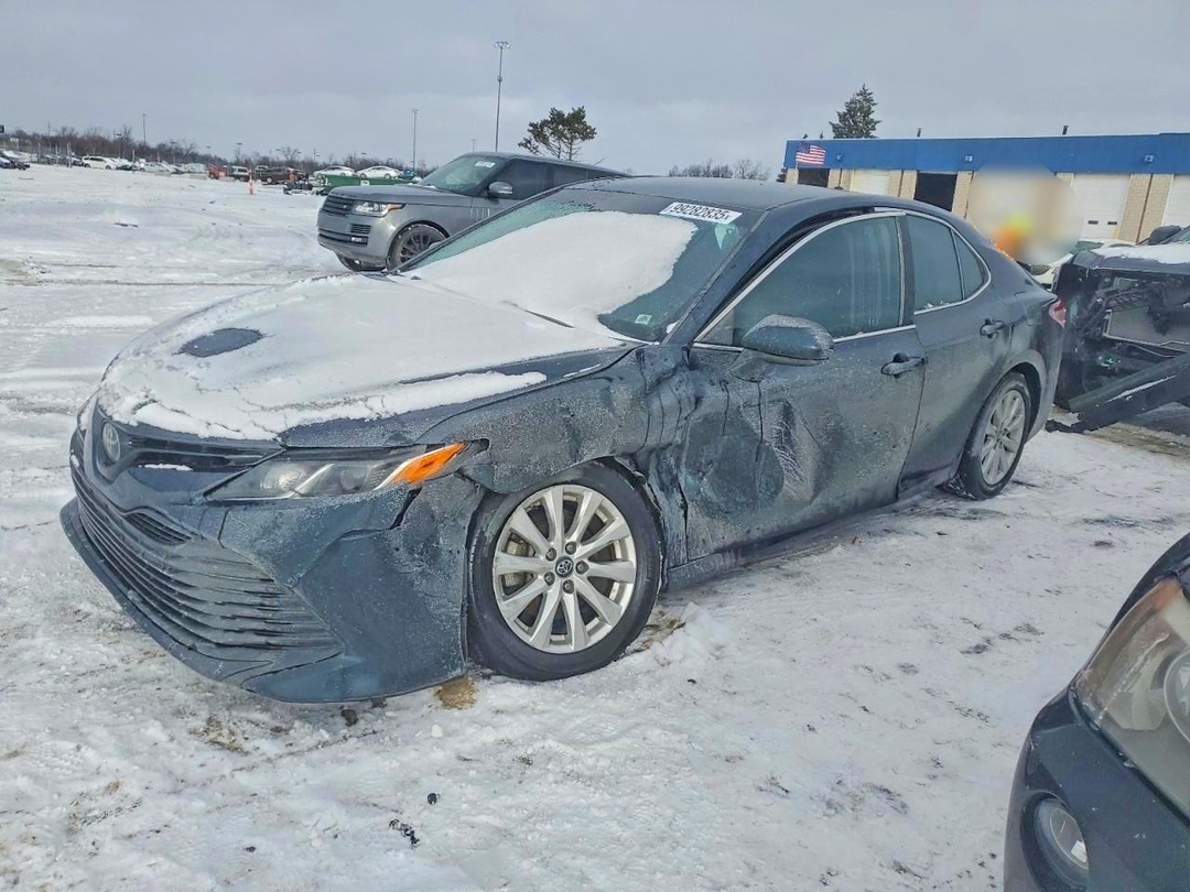 Вид 2018 TOYOTA CAMRY L, угол 1