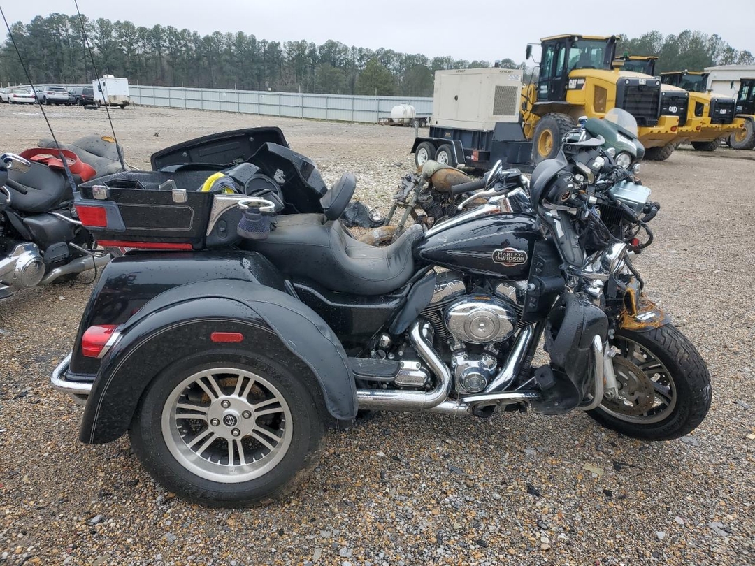 Vista de 2013 HARLEY-DAVIDSON FLHTCUTG TRI GLIDE ULTRA CLASSIC, ángulo 1