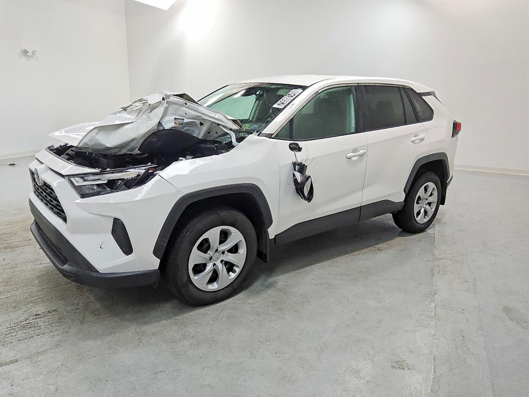 منظر 2024 TOYOTA RAV4 LE، زاوية 1
