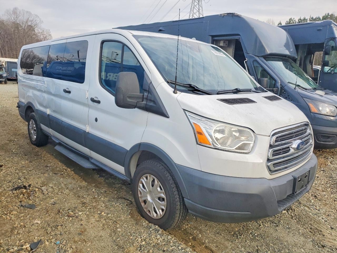 منظر 2015 FORD TRANSIT T-350، زاوية 1