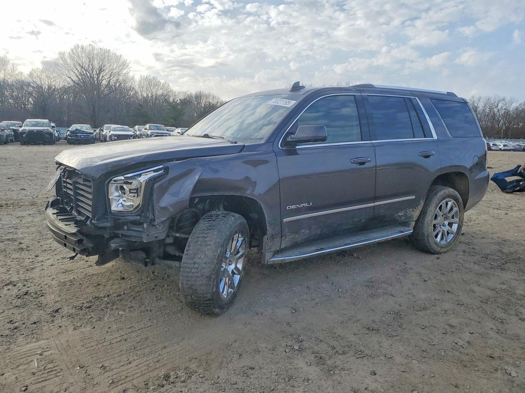 Vue de 2017 GMC YUKON DENALI, angle 1