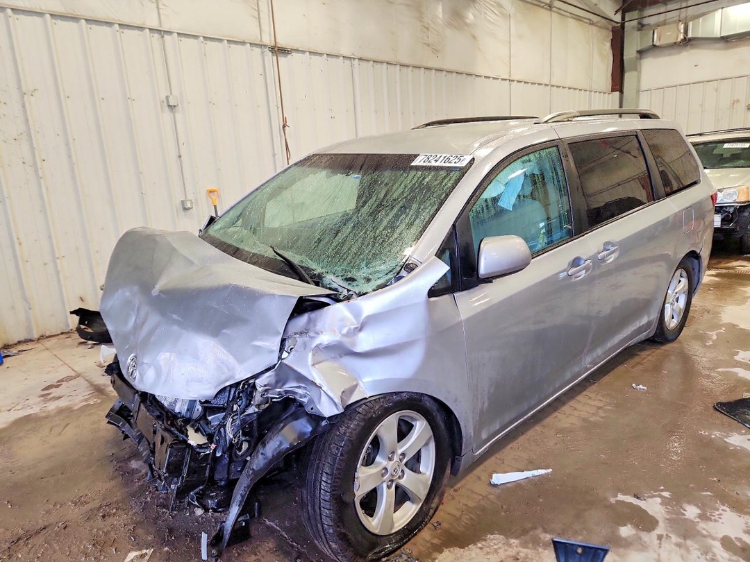 Vue de 2015 TOYOTA SIENNA LE 8-PASSENGER, angle 1