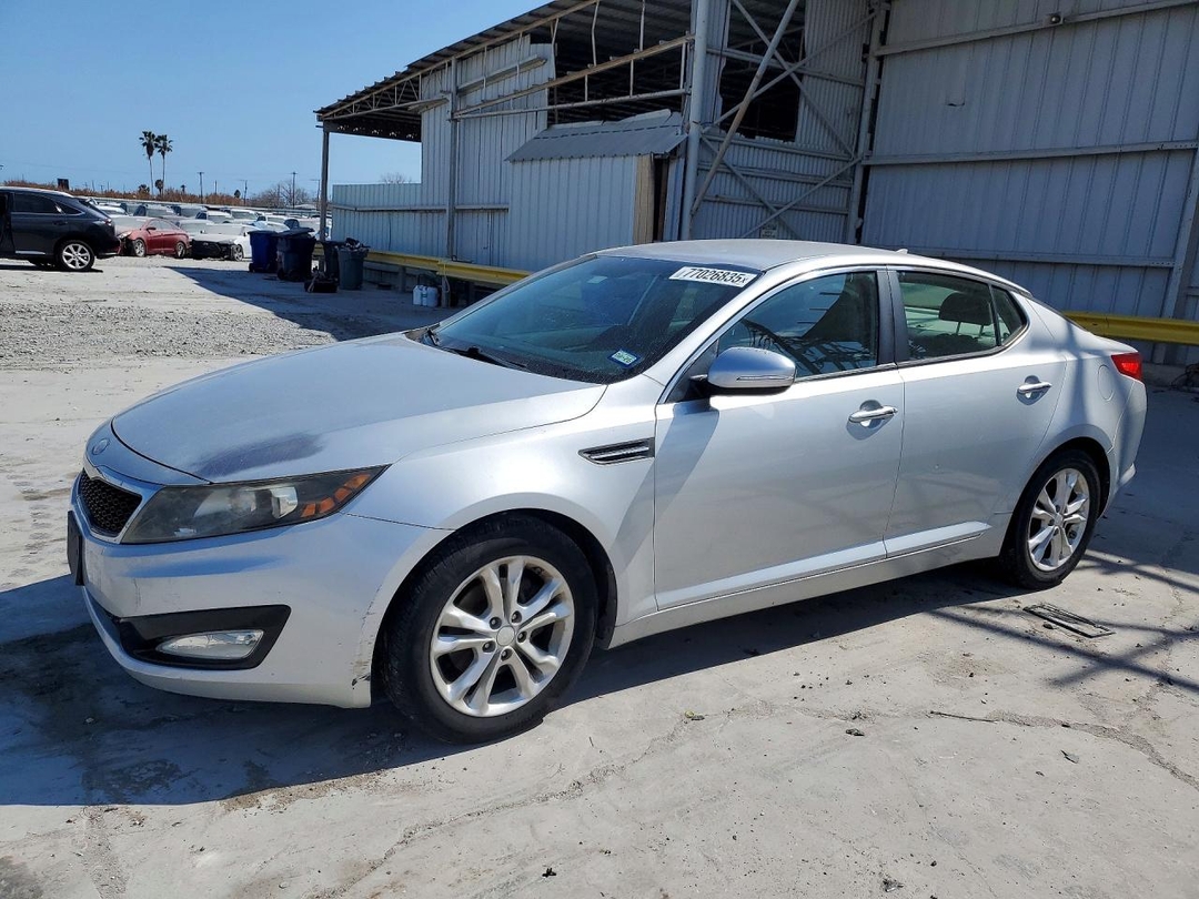 Vue de 2013 KIA OPTIMA LX, angle 1