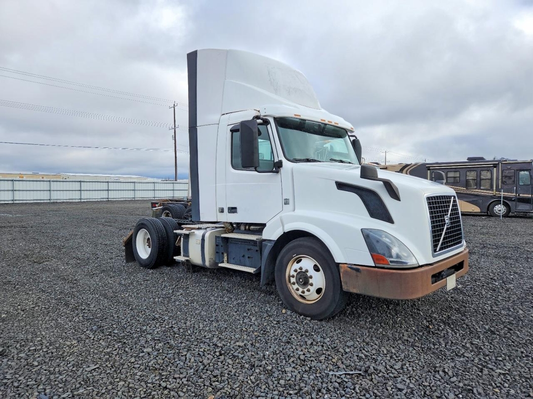 منظر 2018 VOLVO VNL SEMI TRUCK، زاوية 1