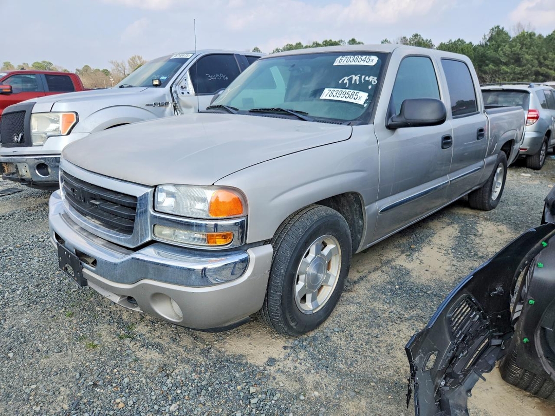 Vista de 2005 GMC NEW SIERRA C1500, ángulo 1
