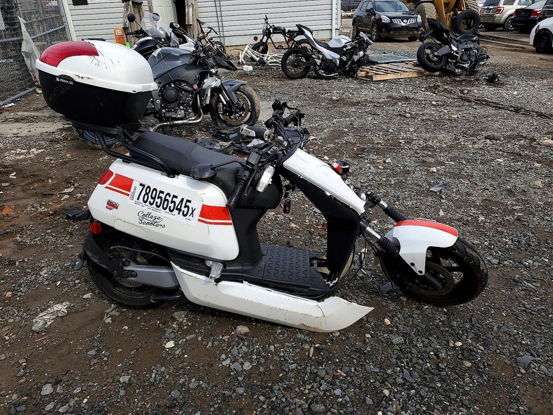 منظر 2022 VESPA GENERIC SC، زاوية 1