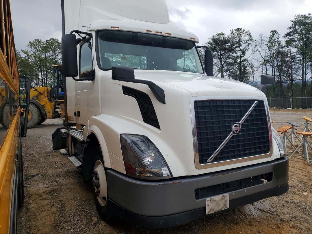 Vista de 2017 VOLVO VNL SEMI TRUCK, ángulo 1