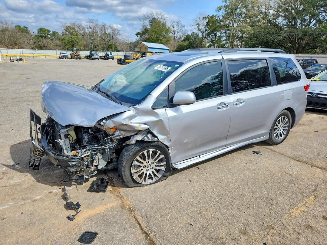 Vue de 2018 TOYOTA SIENNA XLE PREMIUM 8-PASSENGER, angle 1