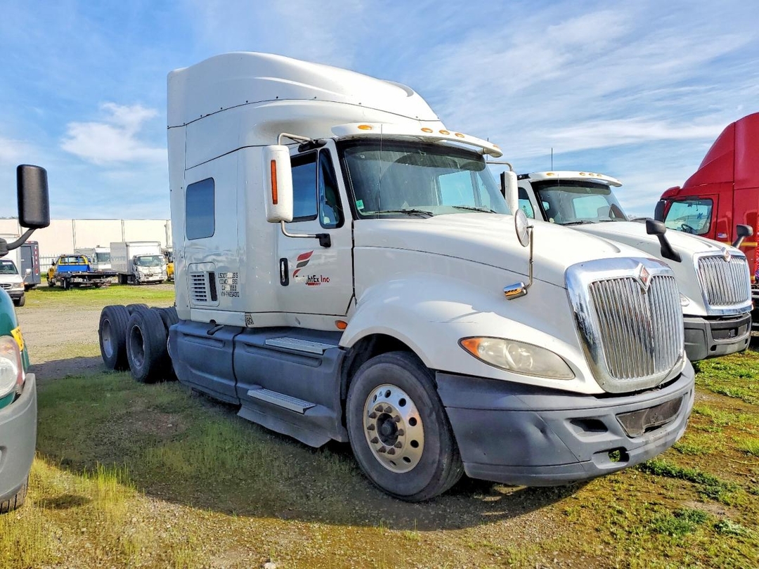 منظر 2015 INTERNATIONAL LF687 SEMI TRUCK، زاوية 1